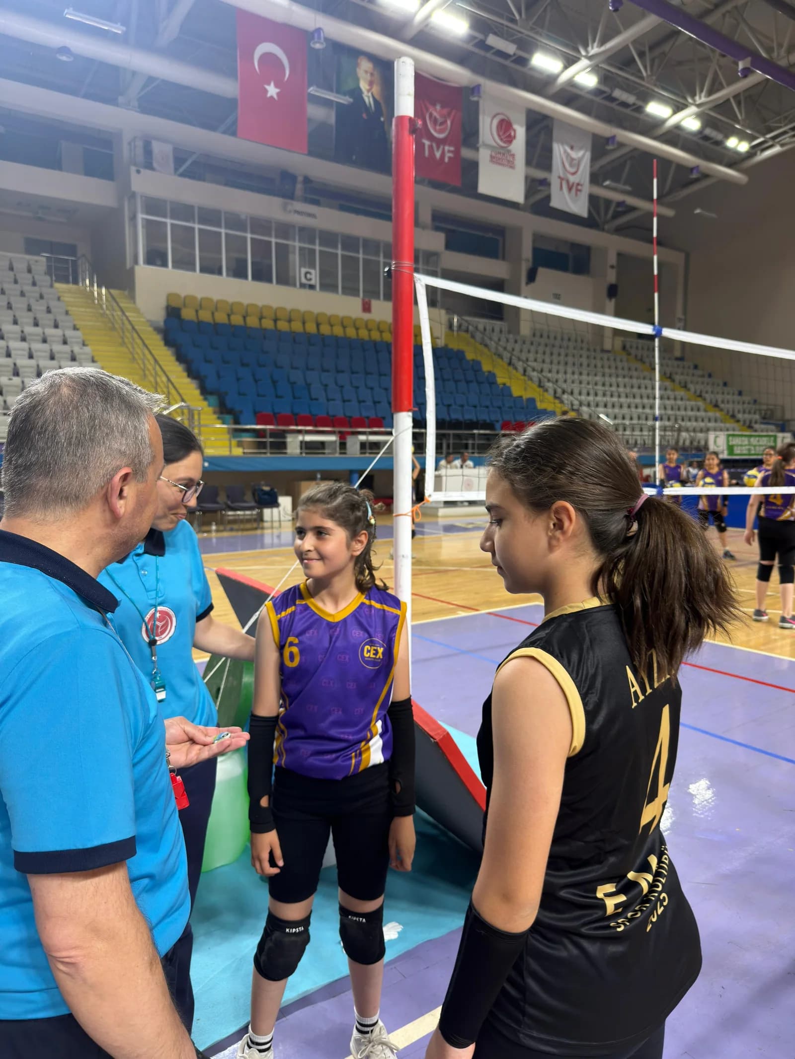Maç öncesi hakem ve sporcular