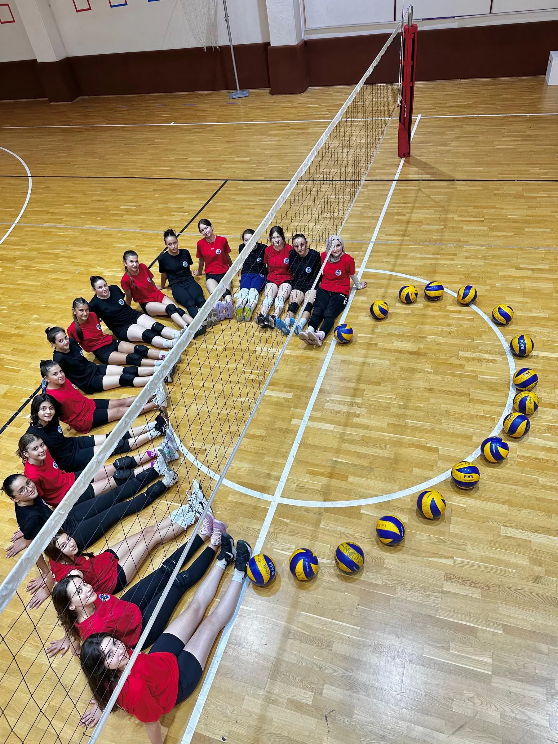 Küçük yaş sporcuları salonda toplarla